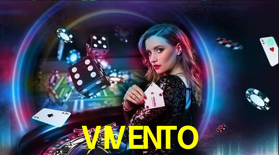 Escena dinámica inspirada en casino con iluminación VIVENTO, cartas, fichas e íconos de juegos digitales en un espacio moderno de juegos.
